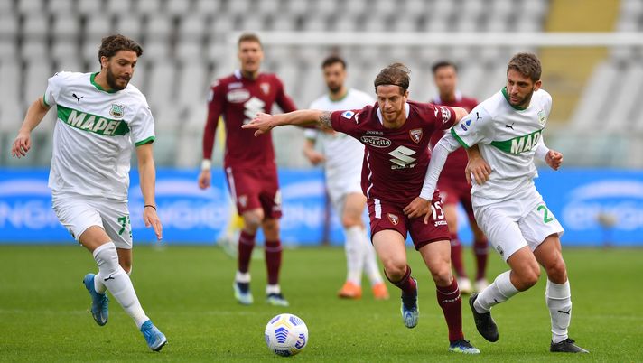 TURIN, ITALY - MARCH 17: Cristian Ansaldi of Torino F.C. is challenged by Domenico Berardi and Manuel Locatelli of Sassuolo during the Serie A match between Torino FC and US Sassuolo at Stadio Olimpico di Torino on March 17, 2021 in Turin, Italy. Sporting stadiums around Italy remain under strict restrictions due to the Coronavirus Pandemic as Government social distancing laws prohibit fans inside venues resulting in games being played behind closed doors. (Photo by Valerio Pennicino/Getty Images) TURIN, ITALY - MARCH 17: Cristian Ansaldi of Torino F.C. is challenged by Domenico Berardi and Manuel Locatelli of Sassuolo during the Serie A match between Torino FC and US Sassuolo at Stadio Olimpico di Torino on March 17, 2021 in Turin, Italy. Sporting stadiums around Italy remain under strict restrictions due to the Coronavirus Pandemic as Government social distancing laws prohibit fans inside venues resulting in games being played behind closed doors. (Photo by Valerio Pennicino/Getty Images)