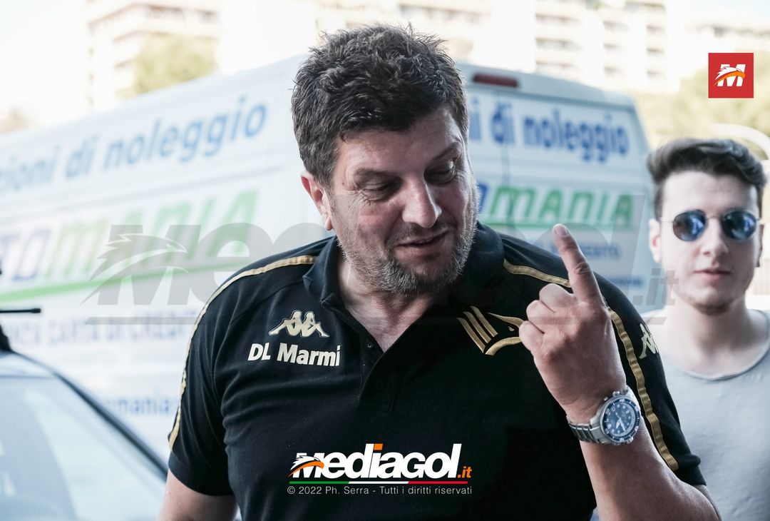 FOTO RITIRO PALERMO, Mister Baldini scatta selfie con i tifosi (Gallery) - immagine 19