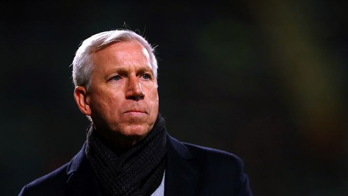 THE HAGUE, NETHERLANDS - JANUARY 19: ADO Den Haag manager / Head coach, Alan Pardew gives his players instructions from the sidelines during the Eredivisie match between ADO Den Haag and RKC Waalwijk at Cars Jeans Stadion on January 19, 2020 in The Hague, Netherlands. (Photo by Dean Mouhtaropoulos/Getty Images) polemiche dopo il derby di Salonicco