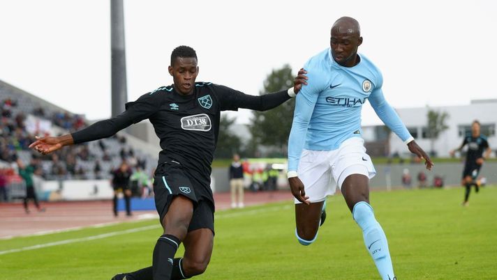 REYKJAVIK, ICELAND - AUGUST 04: Edimilson Fernandes of West Ham United attempts to cross as Eliaquim Mangala of Manchester City attempts to block during a Pre Season Friendly between Manchester City and West Ham United at the Laugardalsvollur stadium on August 4, 2017 in Reykjavik, Iceland. (Photo by Ian Walton/Getty Images) REYKJAVIK, ICELAND - AUGUST 04: Edimilson Fernandes of West Ham United attempts to cross as Eliaquim Mangala of Manchester City attempts to block during a Pre Season Friendly between Manchester City and West Ham United at the Laugardalsvollur stadium on August 4, 2017 in Reykjavik, Iceland. (Photo by Ian Walton/Getty Images)