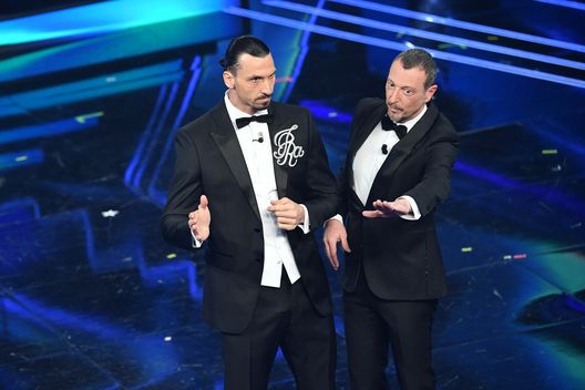 Zlatan Ibrahimovic con Amadeus sul palco di Sanremo 2021 Zlatan Ibrahimovic con Amadeus sul palco di Sanremo 2021