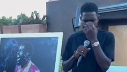 Lecce, Umtiti si emoziona per il regalo dei compagni (VIDEO)