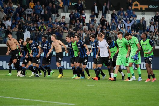 BERGAMO, ITALY - OCTOBER 02: Players of Atalanta interact with the crowd following the Serie A match between Atalanta BC and ACF Fiorentina at Gewiss Stadium on October 02, 2022 in Bergamo, Italy. (Photo by Emilio Andreoli/Getty Images) Il Tirreno: lontano dal Franchi solo incubi per la Fiorentina- immagine 2