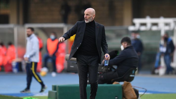 VERONA, ITALY - MARCH 07: Stefano Pioli, Head Coach of A.C. Milan gives his team instructons during the Serie A match between Hellas Verona FC and AC Milan at Stadio Marcantonio Bentegodi on March 07, 2021 in Verona, Italy. Sporting stadiums around Italy remain under strict restrictions due to the Coronavirus Pandemic as Government social distancing laws prohibit fans inside venues resulting in games being played behind closed doors. (Photo by Alessandro Sabattini/Getty Images) Squalifica confermata, salterà il match contro il Milan - immagine 1