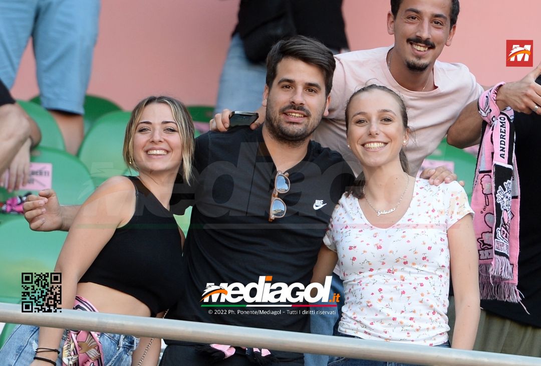 Fototifo, facce da Serie B. I tifosi allo stadio per Palermo-Padova 1-0 - immagine 24