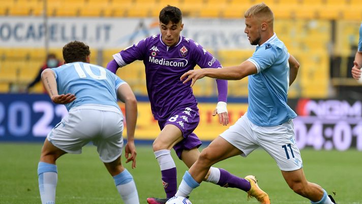PARMA, ITALY - APRIL 28: Szimon Czyz of SS Lazio compete for the ball with Alessandro Bainco of ACF Fiorentina during the Primavera TIM Cup Final match between ACF Fiorentina and SS Lazio at Ennio Tardini Stadium on April 28, 2021 in Parma, Italy. (Photo by Marco Rosi - SS Lazio/Getty Images) 