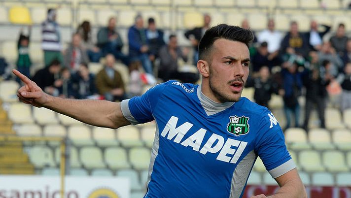 MODENA, ITALY - APRIL 02: Nicola Sansone of US Sassuolo celebrates after scoring his opening goal during the Serie A match between Carpi FC and US Sassuolo Calcio at Alberto Braglia Stadium on April 2, 2016 in Modena, Italy. (Photo by Dino Panato/Getty Images) Fantacalcio, chiarita e cambiata la regola dei 15 minuti con voto: tutti i dettagli - immagine 1