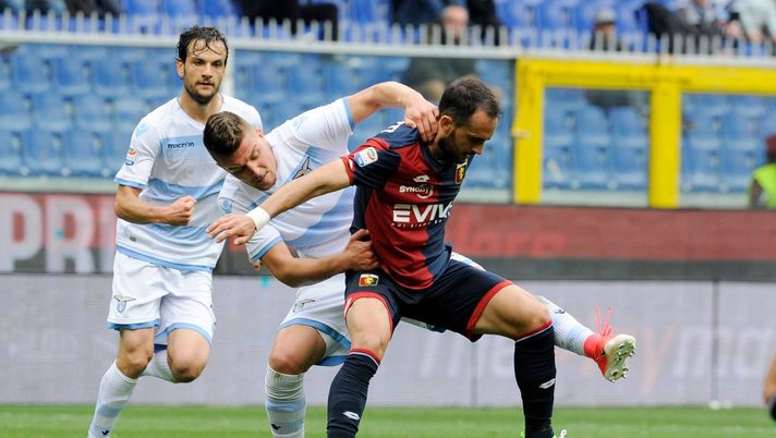 GENOA, GENOVA - APRIL 15:  Sergej Milinkovic Savic of SS Lazio battles with Santiago Gentiletti of Genoa CFC during the Serie A match between Genoa CFC and SS Lazio at Stadio Luigi Ferraris on April 15, 2017 in Genoa, Italy.  (Photo by Marco Rosi/Getty Images) 