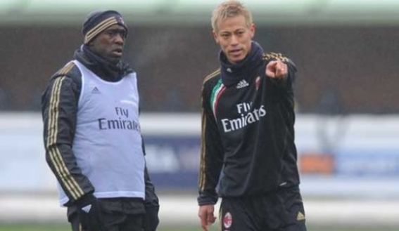 Seedorf e Honda parlano a Milanello (fonte foto: acmilan.it) Seedorf e Honda parlano a Milanello (fonte foto: acmilan.it)