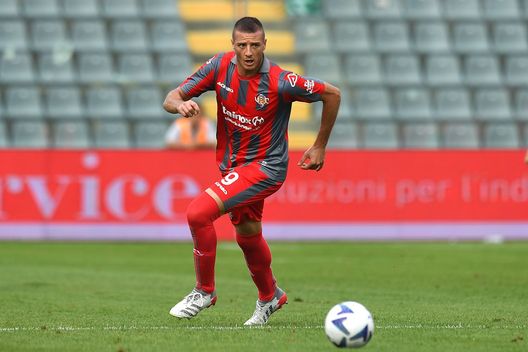 CREMONA, ITALY - SEPTEMBER 04: Daniel Ciofani of US Cremonese in action during the Serie A match between US Cremonese and US Sassuolo at Stadio Giovanni Zini on September 04, 2022 in Cremona, Italy. (Photo by Alessandro Sabattini/Getty Images) Cremonese, quanta fatica in attacco: solo la Sampdoria ha segnato meno in A- immagine 2