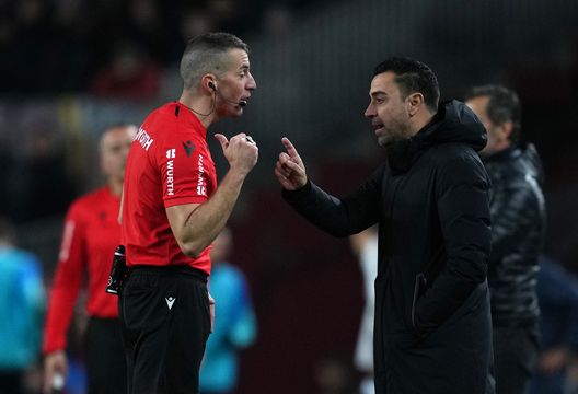BARCELONA, SPAIN - JANUARY 22: Referee Javier Iglesias Villanueva speaks with Xavi, Head Coach of FC Barcelona, during the LaLiga Santander match between FC Barcelona and Getafe CF at Spotify Camp Nou on January 22, 2023 in Barcelona, Spain. (Photo by Alex Caparros/Getty Images) Barcellona-Real Sociedad, probabili formazioni: Xavi con Lewandowski e Dembele- immagine 3