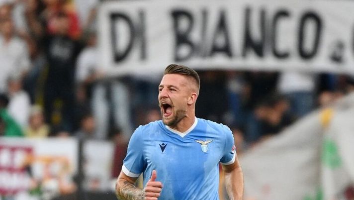 Lazio's Serbian midfielder Sergej Milinkovic-Savic celebrates after scoring during the Italian Serie A football match Lazio vs AS Roma at the Olympic stadium in Rome on September 26, 2021. (Photo by Vincenzo PINTO / AFP) (Photo by VINCENZO PINTO/AFP via Getty Images) Milinkovic: “Non sapevo del gol nel derby, me l’ha detto Marusic! Futuro, a fine anno vediamo” - immagine 1