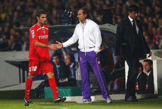 LYON, FRANCE - SEPTEMBER 16: Adrian Mutu (L) of Fiorentina shakes hands with head coach Cesare Prandelli after being substituted during the UEFA Champions League Group E match between Lyon and Fiorentina at the Stade de Gerland on September 16, 2009 in Lyon, France. (Photo by Michael Steele/Getty Images) LYON, FRANCE - SEPTEMBER 16: Adrian Mutu (L) of Fiorentina shakes hands with head coach Cesare Prandelli after being substituted during the UEFA Champions League Group E match between Lyon and Fiorentina at the Stade de Gerland on September 16, 2009 in Lyon, France. (Photo by Michael Steele/Getty Images)