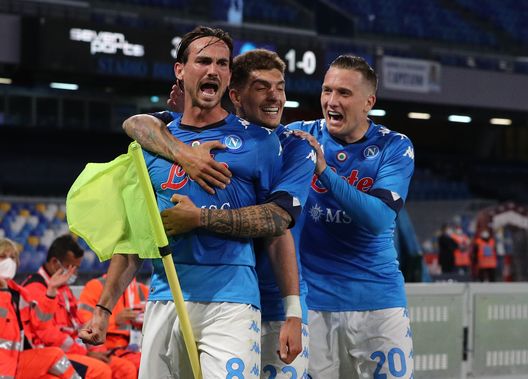 NAPLES, ITALY - MAY 11: Fabian Ruiz (L) of SSC Napoli celebrates with team mates (L - R) Giovanni Di Lorenzo and Piotr Zielinski after scoring their side's second goal during the Serie A match between SSC Napoli and Udinese Calcio at Stadio Diego Armando Maradona on May 11, 2021 in Naples, Italy. Sporting stadiums around Italy remain under strict restrictions due to the Coronavirus Pandemic as Government social distancing laws prohibit fans inside venues resulting in games being played behind closed doors. (Photo by Francesco Pecoraro/Getty Images) Consigli Fantacalcio, 5 centrocampisti per la 7a giornata: Candreva che momento, Ruiz merita fiducia- immagine 5