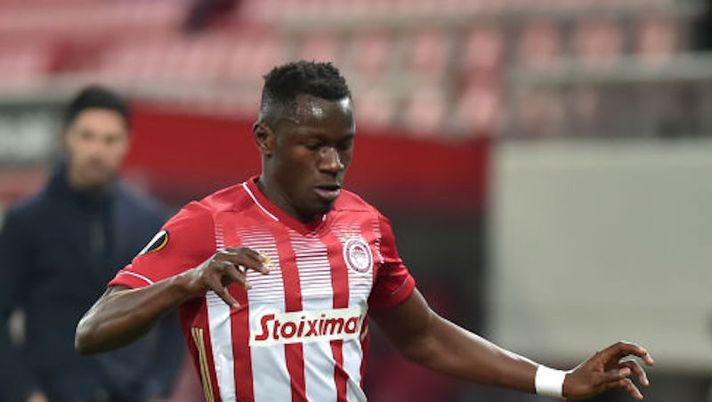 PIRAEUS, GREECE - MARCH 11: Mady Camara of Olympiakos is challenged by Kieran Tierney of Arsenal during the UEFA Europa League Round of 16 First Leg match between Olympiacos and Arsenal at Karaiskakis Stadium on March 11, 2021 in Piraeus, Greece. Sporting stadiums around Europe remain under strict restrictions due to the Coronavirus Pandemic as Government social distancing laws prohibit fans inside venues resulting in games being played behind closed doors. (Photo by Milos Bicanski/Getty Images) UFFICIALE – Roma, depositato il contratto di Camara: che ruolo avrà e per l’asta… - immagine 1