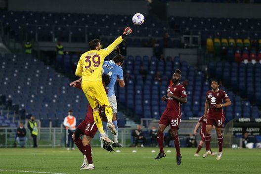 ROME, ITALY - MAY 18: Salvatore Sirigu of Torino FC punches the ball clear during the Serie A match between SS Lazio and Torino FC at Stadio Olimpico on May 18, 2021 in Rome, Italy. Sporting stadiums around Italy remain under strict restrictions due to the Coronavirus Pandemic as Government social distancing laws prohibit fans inside venues resulting in games being played behind closed doors. (Photo by Paolo Bruno/Getty Images) ROME, ITALY - MAY 18: Salvatore Sirigu of Torino FC punches the ball clear during the Serie A match between SS Lazio and Torino FC at Stadio Olimpico on May 18, 2021 in Rome, Italy. Sporting stadiums around Italy remain under strict restrictions due to the Coronavirus Pandemic as Government social distancing laws prohibit fans inside venues resulting in games being played behind closed doors. (Photo by Paolo Bruno/Getty Images)