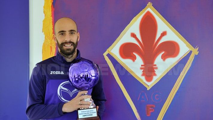 Borja Valero con la prima coppa vinta 