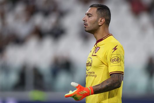 TURIN, ITALY - SEPTEMBER 11: Luigi Sepe of Salernitana reacts during the Serie A match between Juventus and Salernitana at Allianz Stadium on September 11, 2022 in Turin, Italy. (Photo by Jonathan Moscrop/Getty Images) Ex Fiorentina, incidente d’auto per Sepe: le sue condizioni- immagine 2