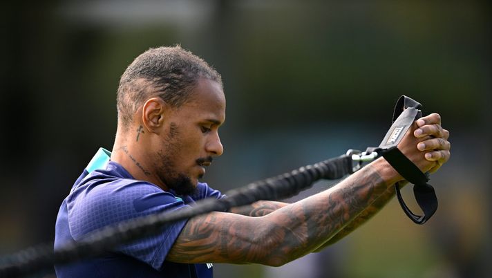 COMO, ITALY - JULY 19: Valentin Lazaro of FC Internazionale Milano in action during the FC Internazionale training session at the club's training ground Suning Training Center on July 19, 2022 in Como, Italy. (Photo by Mattia Ozbot - Inter/Inter via Getty Images) Mediaset: “Inter, ipotesi scambio Lazaro con l’Atalanta: non con Demiral ma con…” - immagine 1