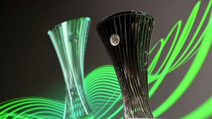 The trophy of the UEFA Conference League is pictured before the draw of the knockout round play-off of the 2022/2023 UEFA Conference League football tournament in Nyon on November 7, 2022. (Photo by Fabrice COFFRINI / AFP) (Photo by FABRICE COFFRINI/AFP via Getty Images) Italiane in Europa, ecco le avversarie anche di Fiorentina e Lazio in Conference League - immagine 1
