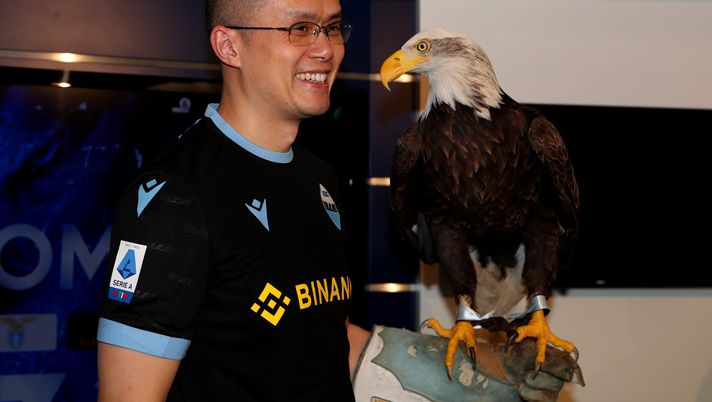 ROME, ITALY - MAY 12: Binance CEO Changpeng Zhao poses with SS Lazio eagle mascotte Olimpia during the visit at Formello Sport centre on May 12, 2022 in Rome, Italy. (Photo by Paolo Bruno/Getty Images) Lazio News – Mr Binance scherza sui social, i laziali rischiano di crederci - immagine 1