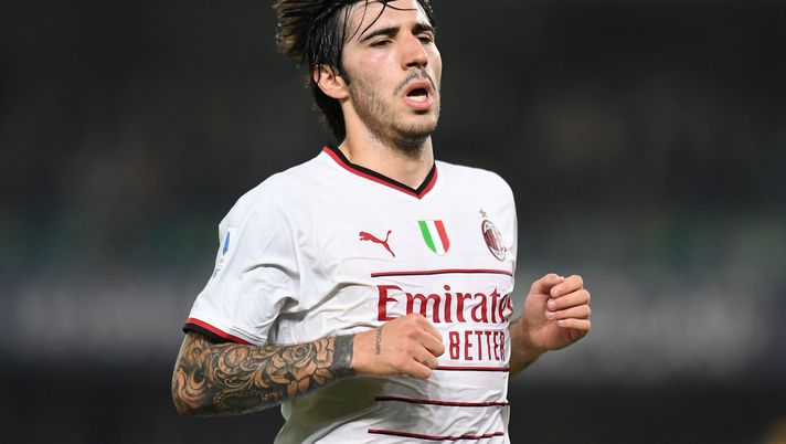 VERONA, ITALY - OCTOBER 16: Sandro Tonali of AC Milan looks on during the Serie A match between Hellas Verona and AC MIlan at Stadio Marcantonio Bentegodi on October 16, 2022 in Verona, Italy. (Photo by Alessandro Sabattini/Getty Images) Milan, Tonali: 'Abbiamo più esperienza, possiamo andare agli ottavi' (getty images)