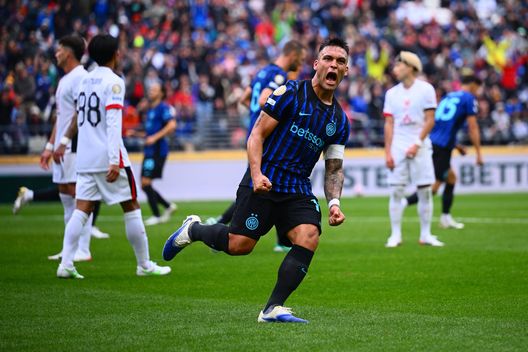 SEATTLE, WASHINGTON - JUNE 21: Lautaro Martínez of FC Internazionale celebrates after scoring his team's first goal during the FIFA Club World Cup 2025 group E match between FC Internazionale Milano and Urawa Red Diamonds at Lumen Field on June 21, 2025 in Seattle, Washington. (Photo by Mattia Pistoia - Inter/Inter via Getty Images) Inter, Chivu: “Orgoglioso dei ragazzi, abbiamo dato tutto. Pio Esposito e Carboni…”- immagine 2