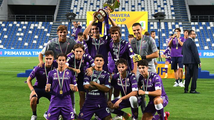 REGGIO NELL'EMILIA, ITALY - AUGUST 26: ACF Fiorentina players celebrate the victory with the trophy during the Primavera TIM Cup Final match between Hellas Verona and ACF Fiorentina at Mapei Stadium - Citta' del Tricolore on August 26, 2020 in Reggio nell'Emilia, Italy. (Photo by Alessandro Sabattini/Getty Images) 