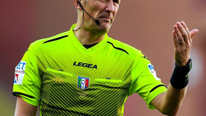 GENOA, ITALY - MARCH 21: Referee Daniele Orsato looks on during the Serie A match between UC Sampdoria and Torino FC at Stadio Luigi Ferraris on March 21, 2021 in Genoa, Italy. (Photo by Getty Images) 