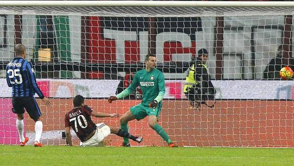 Carlos Bacca batte Samir Handanovic in Milan-Inter 3-0 del 2016 Carlos Bacca batte Samir Handanovic in Milan-Inter 3-0 del 2016