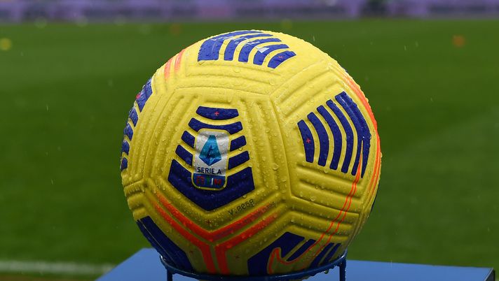 BENEVENTO, ITALY - JANUARY 09: Detail view of the Serie A Nike Flight hi-vis match ball prior to the Serie A match between Benevento Calcio and Atalanta BC at Stadio Ciro Vigorito on January 09, 2021 in Benevento, Italy. Sporting stadiums around Italy remain under strict restrictions due to the Coronavirus Pandemic as Government social distancing laws prohibit fans inside venues resulting in games being played behind closed doors. (Photo by Francesco Pecoraro/Getty Images) Monza promosso, ecco la nuova Serie A 2022/2023: si parte il 13 agosto - immagine 1