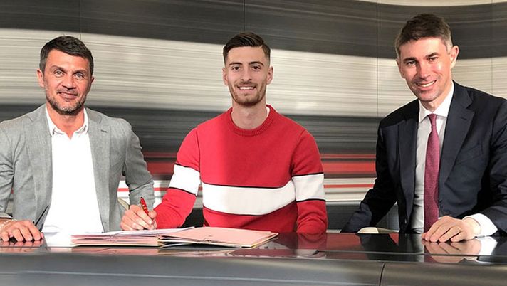 Gabbia firma il rinnovo con Maldini e Massara (credits: acmilan.com) 