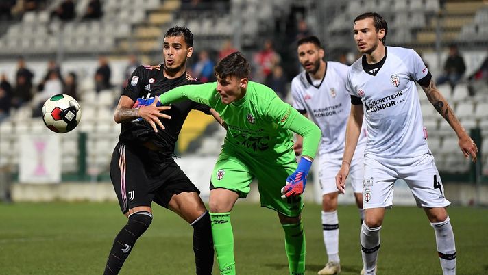 VERCELLI, ITALY - MAY 04: Matteo Rizzo of Pro Vercelli competes with Cosimo Da Graca of Juventus U23 during the match between Pro Vercelli and Juventus U23 - Serie C Playoffs at Stadio Silvio Piola on May 4, 2022 in Vercelli, Italy. (Photo by Valerio Pennicino - Juventus FC/Juventus FC via Getty Images) Matteo Rizzo Pro Vercelli
