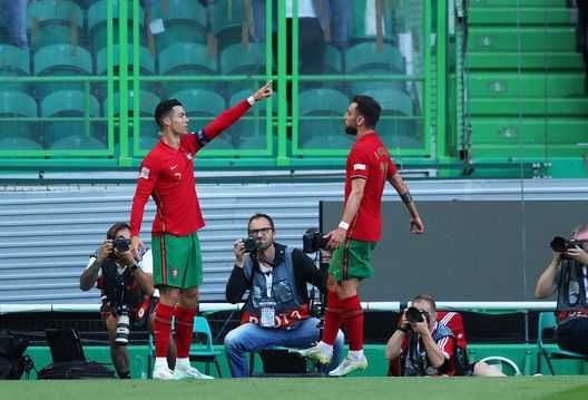 LISBON, PORTUGAL - JUNE 05: Cristiano Ronaldo of Portugal celebrates with team mate Bruno Fernandes after scoring their sides third goal during the UEFA Nations League League A Group 2 match between Portugal and Switzerland at Estadio Jose Alvalade on June 05, 2022 in Lisbon, Portugal. (Photo by Carlos Rodrigues/Getty Images) Curiosità, ecco quanto Cr7 incideva sulle casse del Manchester: cifra shock!- immagine 2