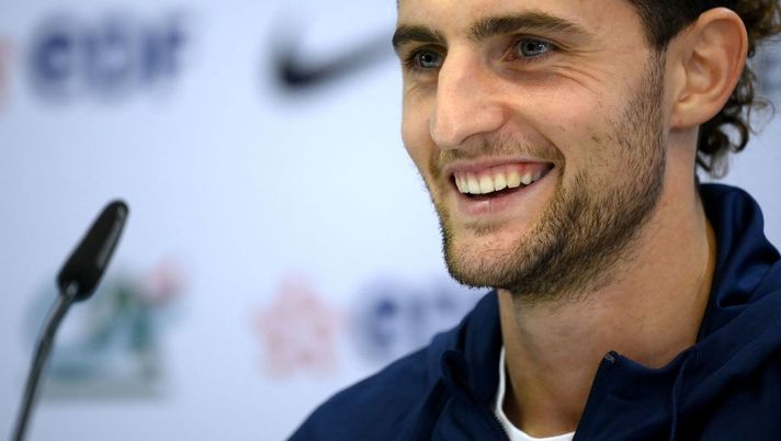 France's midfielder Adrien Rabiot gives a press conference at the Al Sadd SC Stadium in Doha on December 7, 2022, during the Qatar 2022 World Cup football tournament. - France and England will meet in one of the Qatar 2022 World Cup quarter-finals on December 10. (Photo by FRANCK FIFE / AFP) (Photo by FRANCK FIFE/AFP via Getty Images) Rabiot: “Futuro e Juve, rispondo così: mi piacerebbe giocare in Premier, per me…” - immagine 1