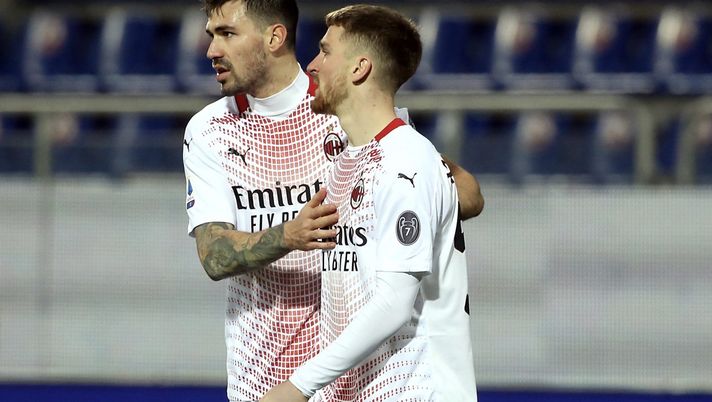 Alessio Romagnoli (difensore e capitano AC Milan) e Alexis Saelemaekers (centrocampista AC Milan) durante Cagliari-Milan 0-2 (Serie A 2020-2021) | AC Milan News (Getty Images) 