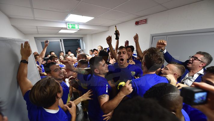 FROSINONE, ITALY - JUNE 16:  Players of Frosinone celebrate after winning the serie B playoff match final between Frosinone Calcio v US Citta di Palermo at Stadio Benito Stirpe on June 16, 2018 in Frosinone, Italy.  (Photo by Tullio M. Puglia/Getty Images)  FROSINONE, ITALY - JUNE 16:  Players of Frosinone celebrate after winning the serie B playoff match final between Frosinone Calcio v US Citta di Palermo at Stadio Benito Stirpe on June 16, 2018 in Frosinone, Italy.  (Photo by Tullio M. Puglia/Getty Images)
