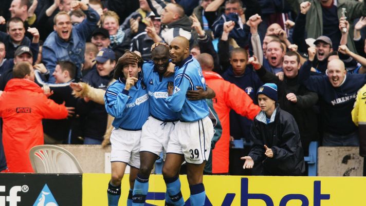 MANCHESTER - NOVEMBER 9: Shaun Goater of Manchester City celebrates his second goal with team-mates Eyal Berkovic and Nicolas Anelka during the FA Barclaycard Premiership match between Manchester City and Manchester United held on November 9, 2002 at Maine Road, in Manchester, England. Manchester City won the match 3-1. DIGITAL IMAGE. (Photo by Gary M. Prior/Getty Images) Verso City-United: 20 anni fa il gol di Anelka nell’ultimo Manchester derby a Maine Road - immagine 1