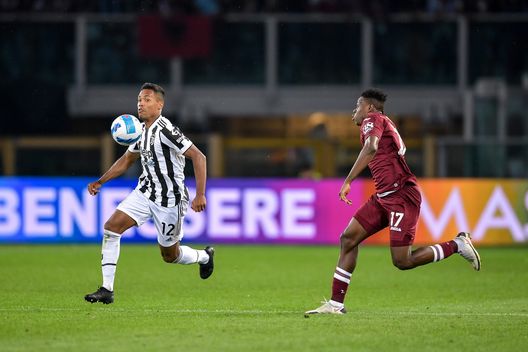TURIN, ITALY - OCTOBER 02: Alex Sandro of Juventus in action against Wilfried Singo of Torino FC during the Serie A match between Torino FC v Juventus at Stadio Olimpico di Torino on October 02, 2021 in Turin, Italy. (Photo by Daniele Badolato - Juventus FC/Juventus FC via Getty Images) Torino, spazio alla gioventù: l’11 del Derby era il più giovane in A dal 1996- immagine 3