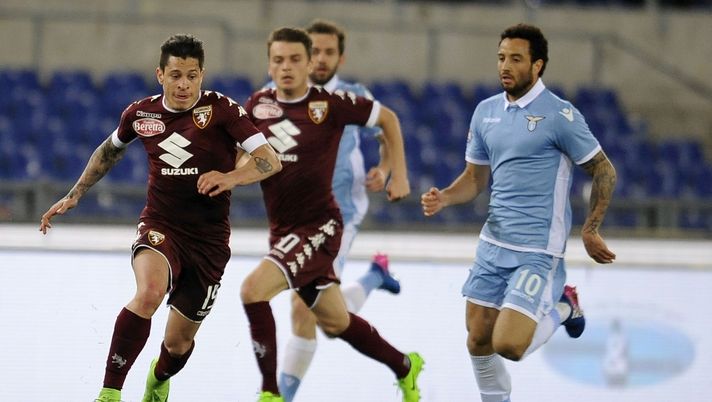 ROME, ITALY - MARCH 13:  Felipe Anderson of SS Lazio compete for the ball with Juan Manuel Iturbe of FC Torino during the Serie A match between SS Lazio and FC Torino at Stadio Olimpico on March 13, 2017 in Rome, Italy.  (Photo by Marco Rosi/Getty Images) 