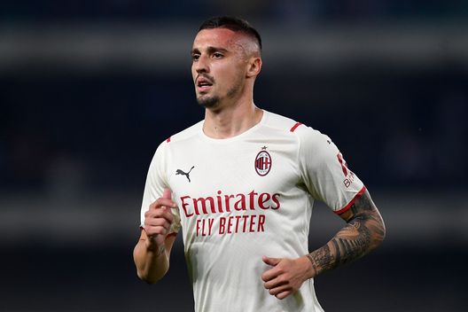 Rade Krunic (centrocampista AC Milan), qui durante Verona-Milan 1-3 (Serie A 2021-2022) | News (Getty Images) Rade Krunic AC Milan Verona-Milan 1-3 Serie A 2021-2022