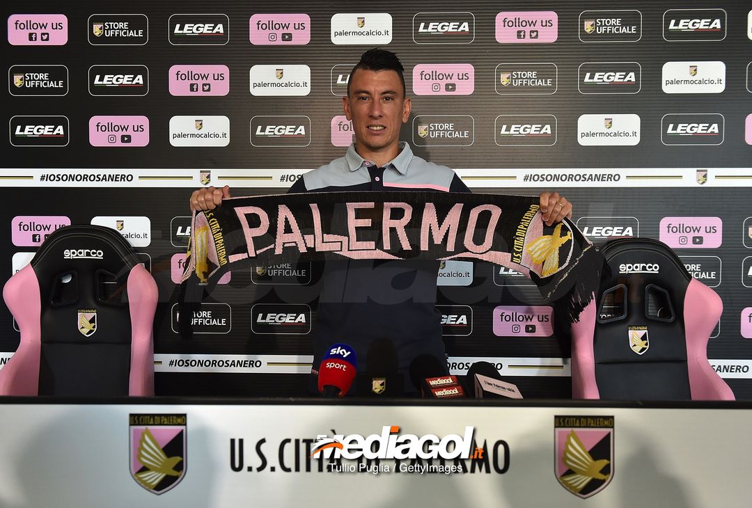  PALERMO, ITALY - AUGUST 16:  Cesar Falletti poses during his presentation as new player of US Citta' di Palermo at Carmelo Onorato training center on August 16, 2018 in Palermo, Italy.  (Photo by Tullio M. Puglia/Getty Images)  
