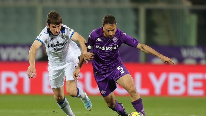 FLORENCE, ITALY - APRIL 17: Marten Elco de Roon of Atalanta BC in action against Giacomo Bonaventura of ACF Fiorentina during the Serie A match between ACF Fiorentina and Atalanta BC at Stadio Artemio Franchi on April 17, 2023 in Florence, Italy. (Photo by Gabriele Maltinti/Getty Images) FOTO – De Roon polemico sui social: zittisce qualcuno, ma non si capisce chi - immagine 1