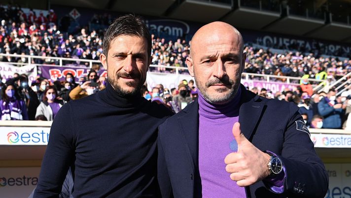FLORENCE, ITALY - DECEMBER 19: Alessio Dionisi head coach of US Sassuolo embraces Vincenzo Italiano head coach of ACF Fiorentina during the Serie A match between ACF Fiorentina and US Sassuolo at Stadio Artemio Franchi on December 19, 2021 in Florence, Italy. (Photo by Alessandro Sabattini/Getty Images) Italiano e Dionisi in Fiorentina-Sassuolo del 19/12/2021