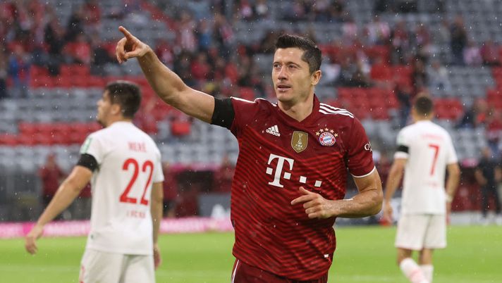 MUNICH, GERMANY - AUGUST 22: Robert Lewandowski of FC Bayern Muenchen celebrates after scoring their side's first goal during the Bundesliga match between FC Bayern München and 1. FC Köln at Allianz Arena on August 22, 2021 in Munich, Germany. (Photo by Alexander Hassenstein/Getty Images) MUNICH, GERMANY - AUGUST 22: Robert Lewandowski of FC Bayern Muenchen celebrates after scoring their side's first goal during the Bundesliga match between FC Bayern München and 1. FC Köln at Allianz Arena on August 22, 2021 in Munich, Germany. (Photo by Alexander Hassenstein/Getty Images)