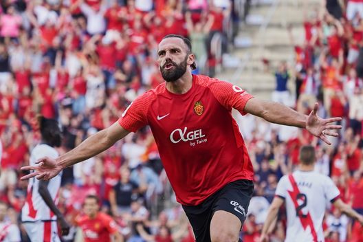 Vedat Muriqi esulta con la maglia del Mallorca Vedat Muriqi esulta con la maglia del Mallorca