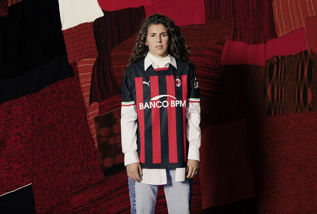 PUMA e AC Milan lanciano la nuova prima maglia 2022-2023 | FOTO - immagine 19