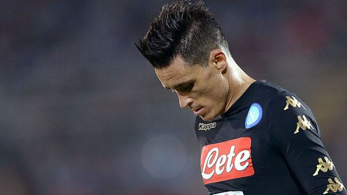 Napoli's forward Jose Maria Callejon of Spain looks down during the italian Serie A football match Pescara vs Napoli at the Adriatico Stadium in Pescara on August 21, 2016. / AFP / FILIPPO MONTEFORTE        (Photo credit should read FILIPPO MONTEFORTE/AFP/Getty Images)  VOTI UFFICIALI – Tutti i voti di Bologna-Napoli: Mertens da urlo, Callejon è da choc - immagine 1