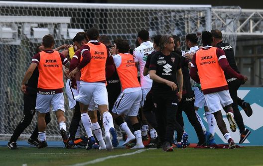  VERONA, ITALY - MAY 09: Mergim Vojvoda of Torino FC celebrates after scoring the opening goal during the Serie A match between Hellas Verona FC and Torino FC at Stadio Marcantonio Bentegodi on May 09, 2021 in Verona, Italy. Sporting stadiums around Italy remain under strict restrictions due to the Coronavirus Pandemic as Government social distancing laws prohibit fans inside venues resulting in games being played behind closed doors. (Photo by Alessandro Sabattini/Getty Images) 