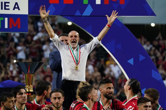 REGGIO NELL'EMILIA, ITALY - MAY 22: Head coach of Milan Stefano Pioli celebrates after the Serie A match between US Sassuolo and AC Milan at Mapei Stadium - Citta' del Tricolore on May 22, 2022 in Reggio nell'Emilia, Italy. (Photo by Pier Marco Tacca/AC Milan via Getty Images) Effetto – sosta Qatar sulle panchine: in Serie A, 75% dei tecnici confermati- immagine 2